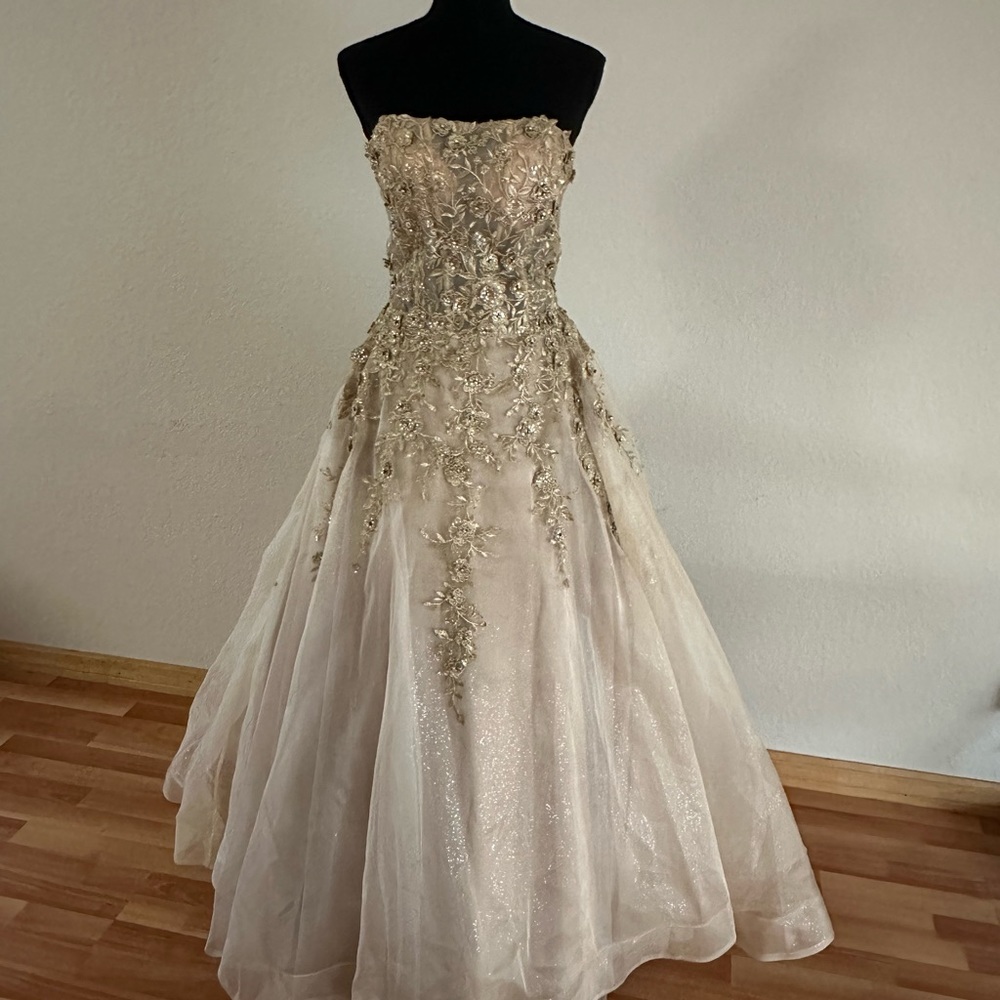 Gold strap less sequence prom dress.